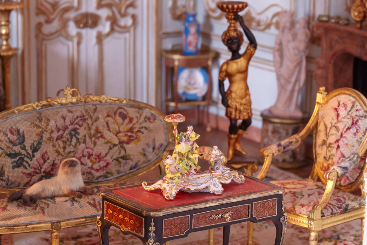 0074 Versailles Iori Jones table